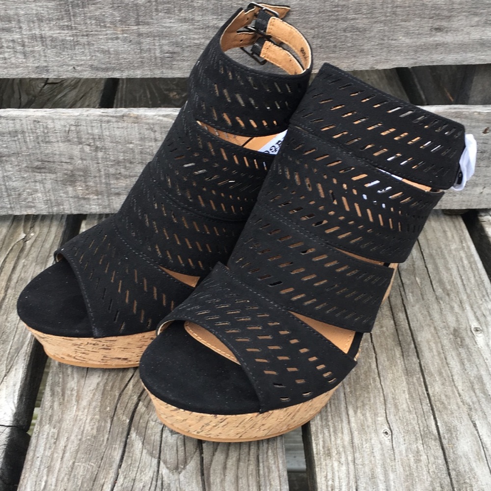 Black Suede Laser Cut Wedge! NEW! - Picture 4 of 9